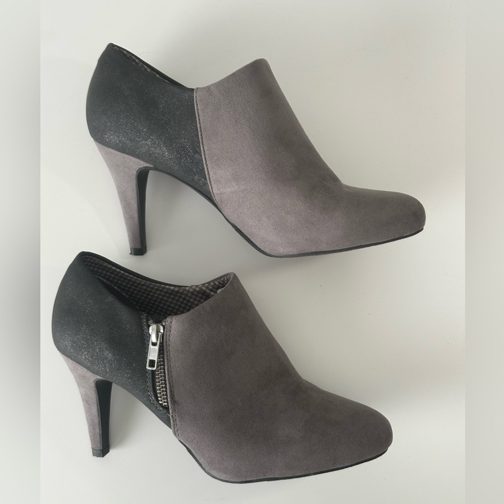 Comfortable Stylish Dexflex Comfort Bootie Heels Size 9 Grey